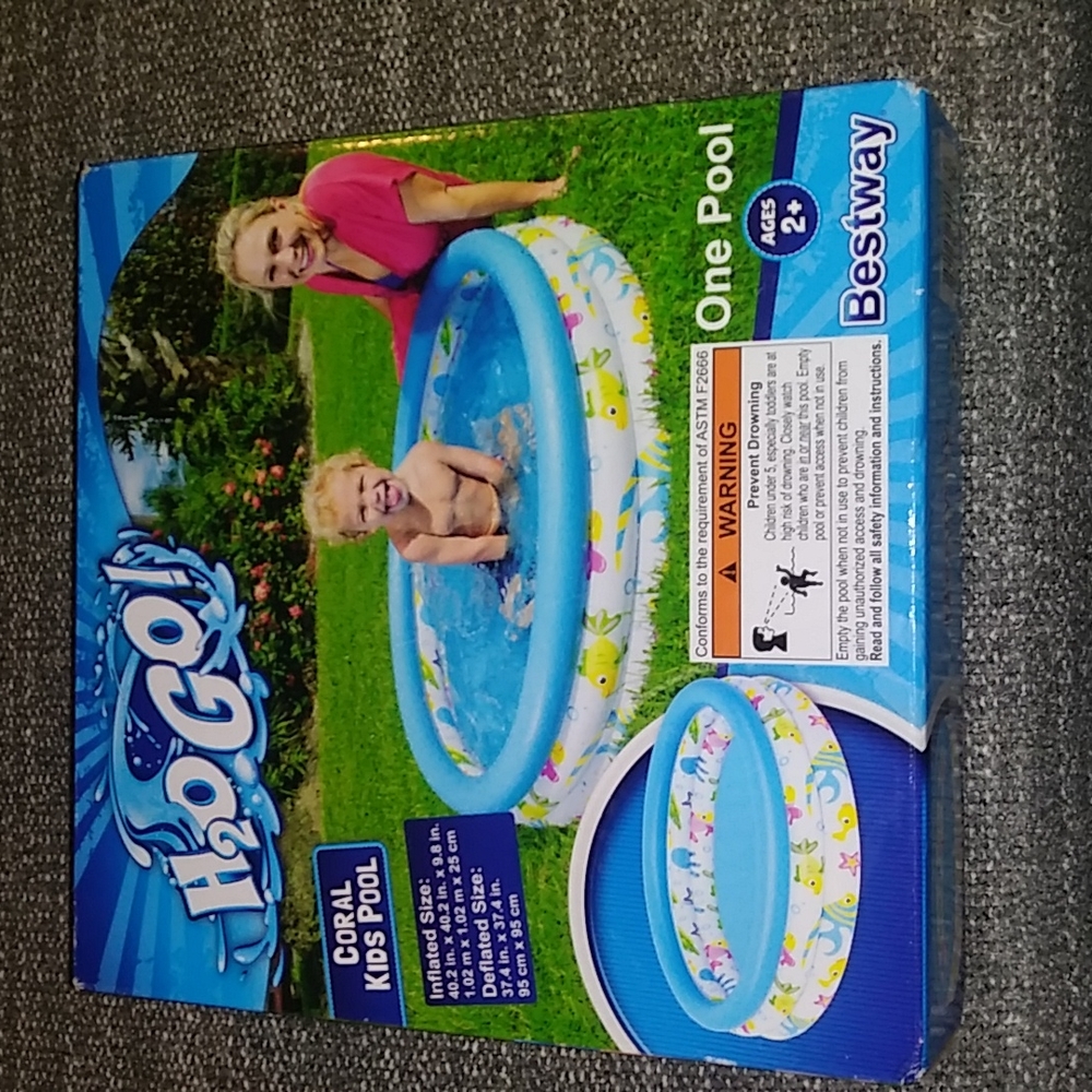 Inflatable kids swimming pool